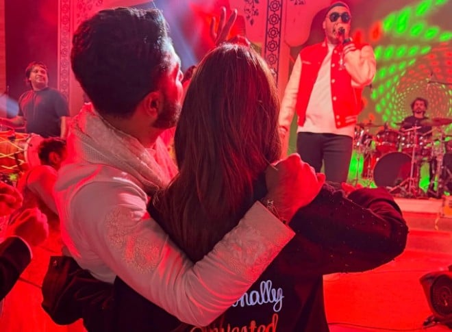 Kriti Sanon ने Breakup की अफवाहों पर लगाया फुल स्टॉप, Kabir Bahia संग Cozy फोटो की शेयर