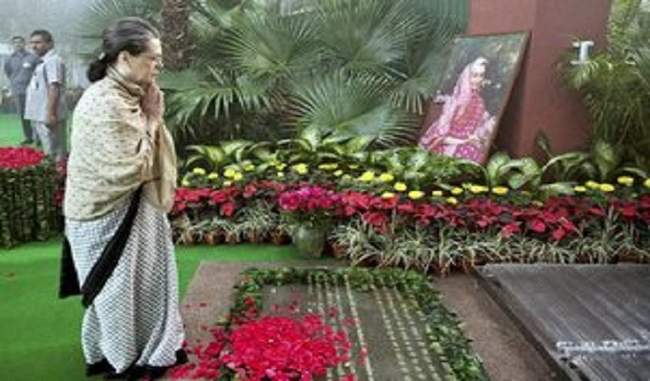 Congress president sonia gandhi pays tribute to indira gandhi