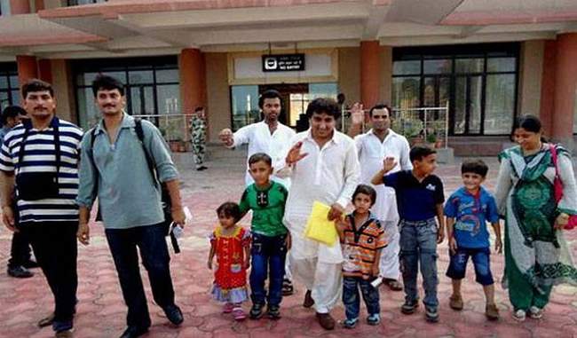 More than 100 Hindu pilgrims arrive Pakistan from India