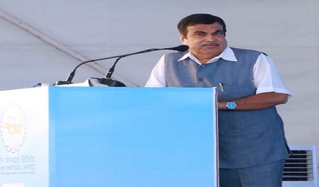 Click pictures of illegally parked cars, get rewarded: Nitin Gadkari