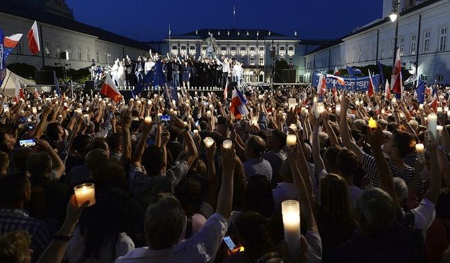 Thousands protest in Poland against court reorganizations