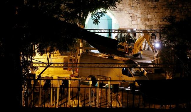 Israel removes metal detectors from al-Aqsa compound