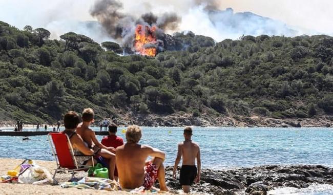 France: 10,000 evacuated after new wildfire on Mediterranean coast