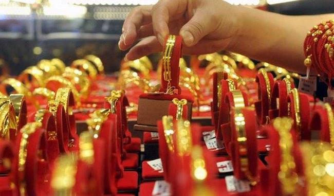 Gold prices rise in Delhi market