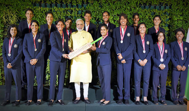 PM Narendra Modi meets women''s cricket team