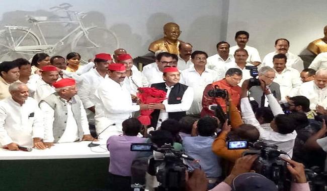BSP rebel Indrajeet Saroj joins Samajwadi Party, Akhilesh Targets Yogi govt