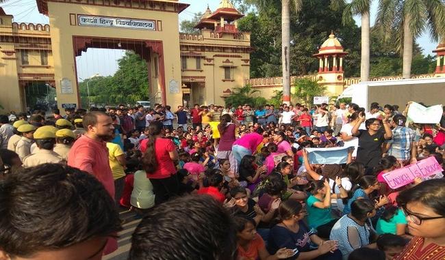 No lathicharge on Students at BHU says Vice Chancellor