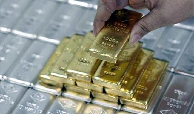 Silver rises on global cues and gold steady