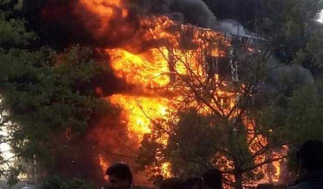 delhi fire breaks in slums 21 people scorched