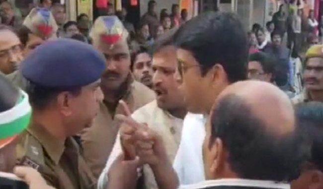 rahul face the angry protesters in amethi
