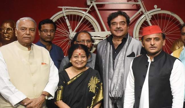 shatrughan-sinha-and-yashwant-target-on-modi-govt-over-rafale-issue-in-samajwadi-party-function