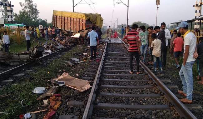 truck-collapses-in-rajdhani-express
