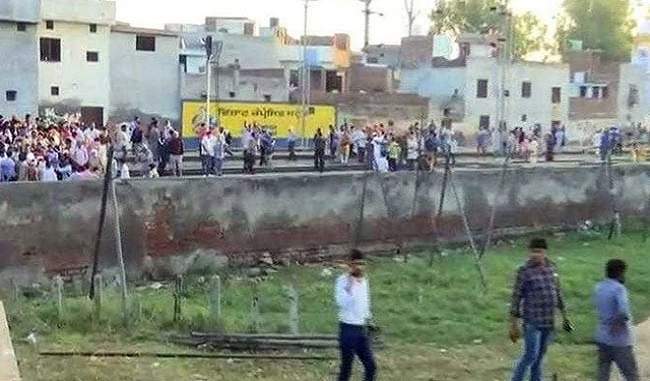 footage-shows-people-taking-selfies-from-tracks-during-amritsar-tragedy