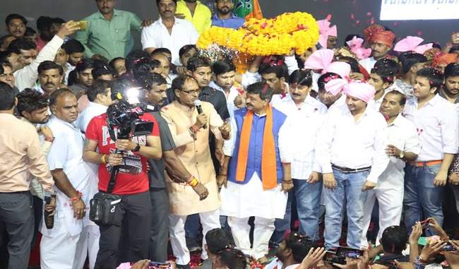 shivraj-s-election-road-show-in-the-city-of-dreams-votes-from-the-public