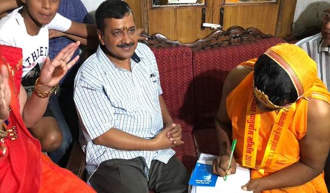 kejriwal-went-to-the-house-to-donate-for-the-upcoming-lok-sabha-elections