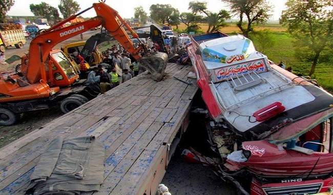 19-dead-in-road-accident-in-pakistan