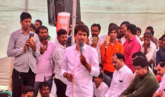 after-attack-on-migrants-in-gujarat-mla-alpesh-thakor-sits-on-one-day-fast