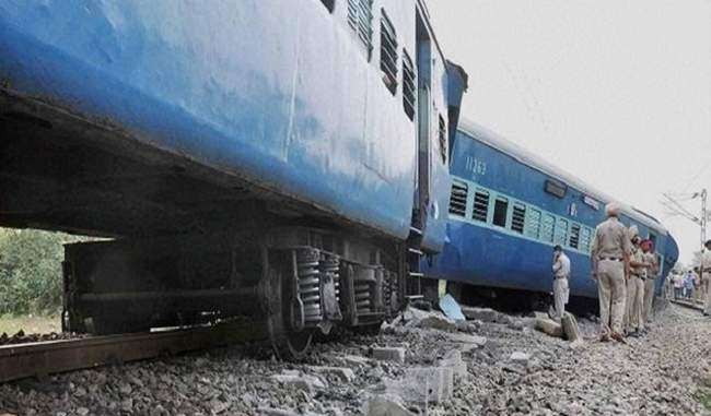 kathgodam-howrah-express-coach-derails-in-gorakhpur-uttar-pradesh