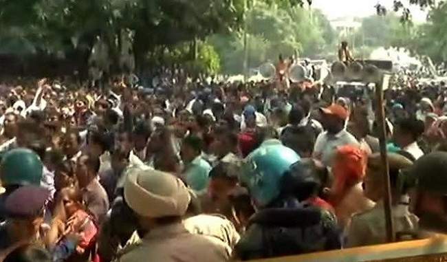 delhi-mcd-workers-protest-outside-cm-kejriwals-house