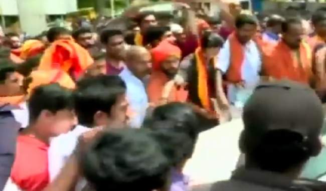 women-scribes-blocked-cars-attacked-by-protesters-near-sabarimala