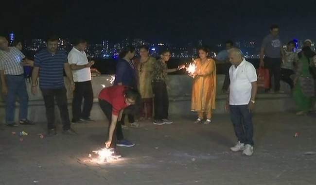 diwali-celebrated-with-traditional-reverence-and-glamor-throughout-the-country