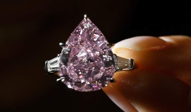 pink-diamond-sold-at-record-price-in-geneva-auction
