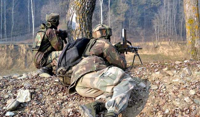 जम्मू कश्मीर के शोपियां जिले में सुरक्षा बलों और आतंकवादियों के बीच मुठभेड़