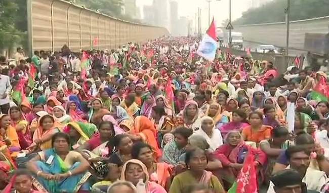 भूमि अधिकारों, सूखा राहत के लिए मुंबई के आजाद मैदान तक किसानों का मार्च