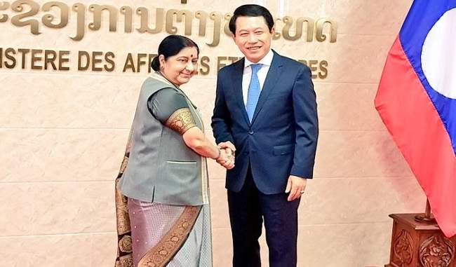 स्वराज ने की लाओस के विदेश मंत्री कोम्मासिथ के साथ द्विपक्षीय बातचीत