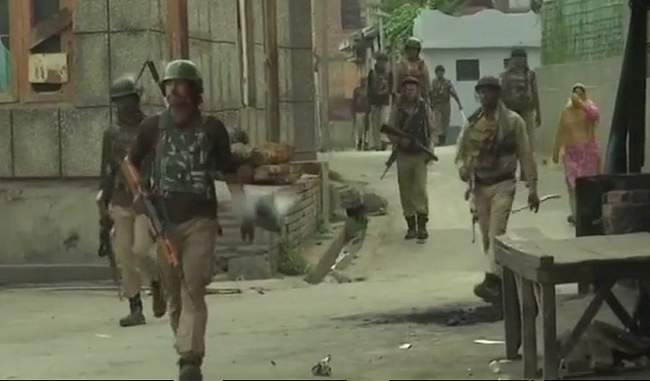 कुलगाम, पुलवामा जिलों में मुठभेड़ों में तीन आतंकवादी ढेर, एक सैनिक शहीद