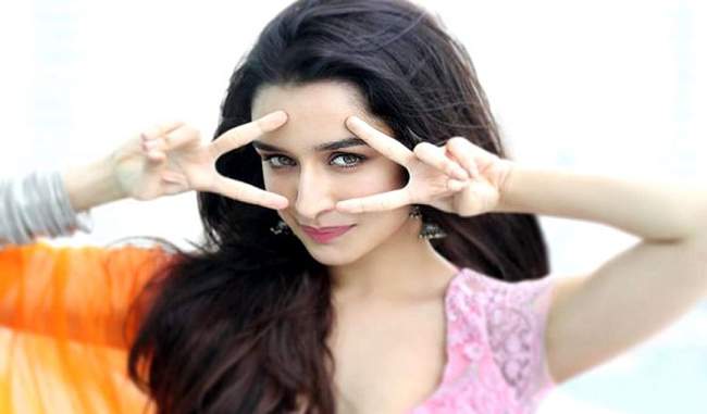 see-how-girls-eat-zero-feathers-how-much-does-shraddha-kapoor-eat