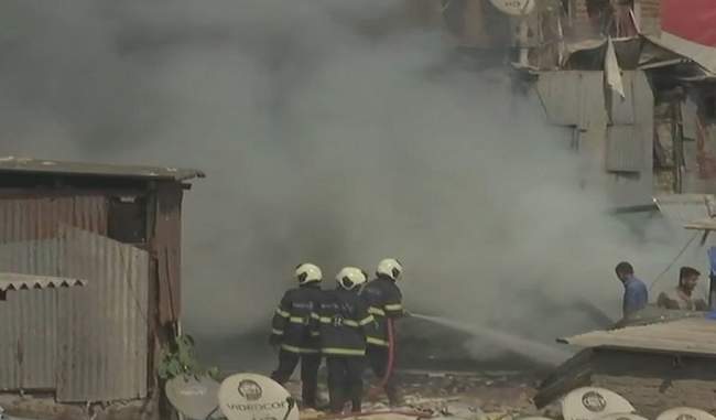 मुंबई के बांद्रा की झुग्गी बस्ती में लगी आग, दो लोग घायल