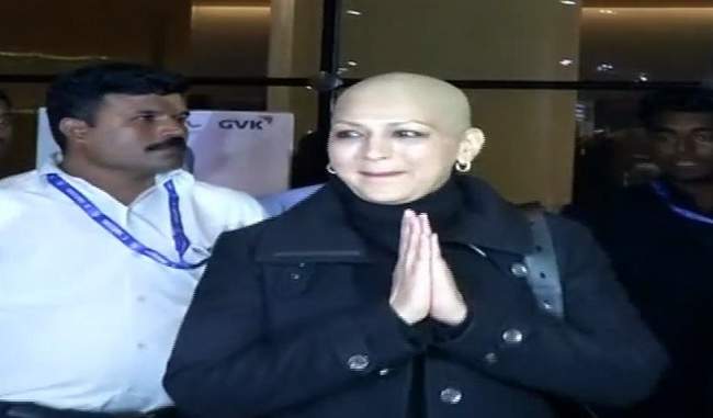 sonali-bendre-returns-to-india-after-winning-cancer-roles-this-emotional-thing