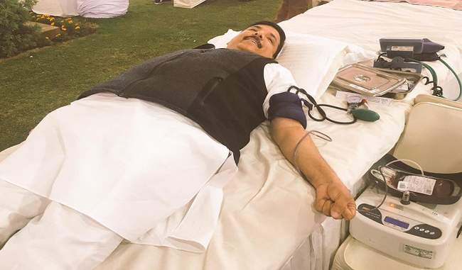 sanjay-singh-donate-blood-in-parliament