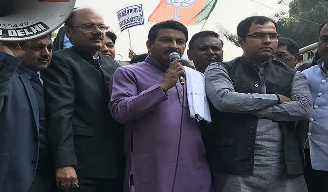 delhi-bjp-leaders-protesting-against-rahul-worker-detained