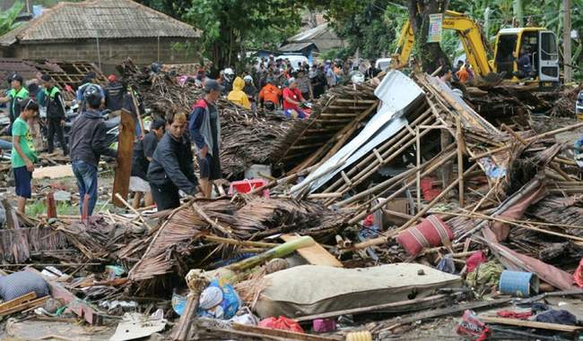 the-tsunami-that-hit-indonesia-the-number-of-dead-reached-168