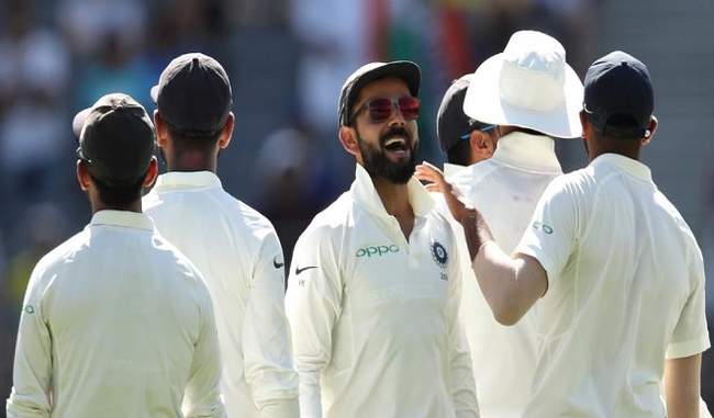 india-loses-vijay-at-lunch-after-bowling-out-australia-for-326