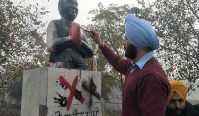 youth-akali-dal-leader-held-for-vandalising-rajiv-gandhis-statue-in-ludhiana