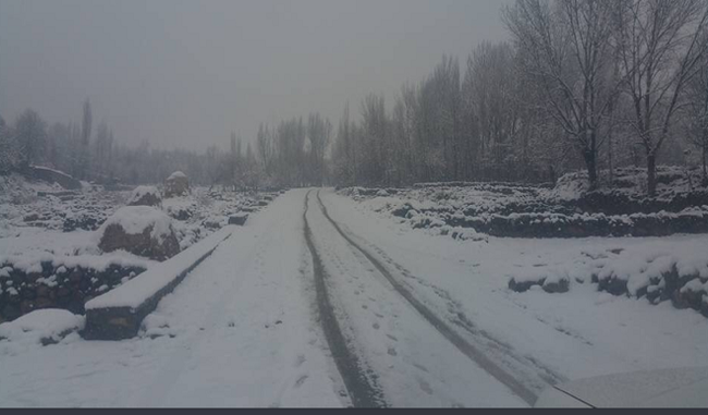 Jammu-Srinagar highway still closed due to snowfall