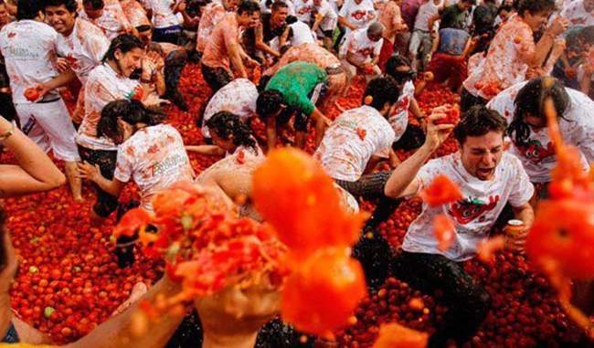 रंगों की होली तो ठीक है लेकिन क्या टमाटरों की होली के बारे में सुना है? -  holi of colors is fine but have you heard of tomato holi