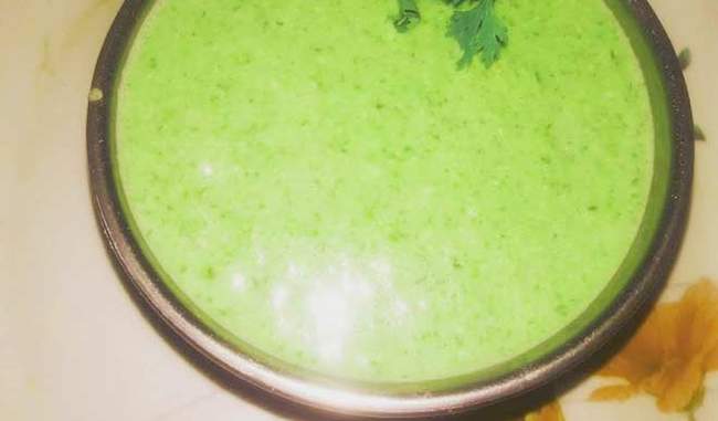 Like this, make a green sauce with curd