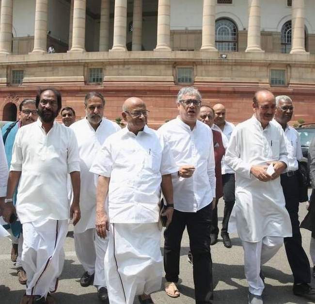 Opposition leaders meet Venkaiah Naidu, Sumitra Mahajan to demand discussion on key issues