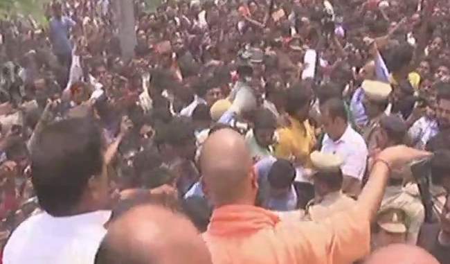 Yogi, who reached Kushinagar, faced protest of angry people