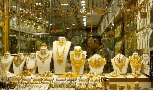 Jewelery traders fall due to gold, silver shines