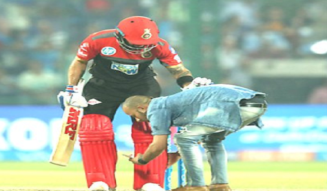 Viewers reaching the blessing of Virat by breaking the security circle