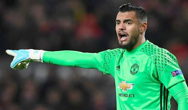 Manchester United goalkeeper Sergio Romero ruled out of Argentina squad with knee injury