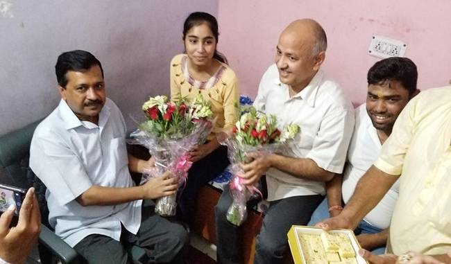 Kejriwal and Sisodia meet CBSE 12th class toppers