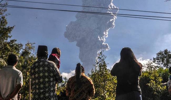 Indonesia''s Merapi Volcano Ejects Towering Column of Ash