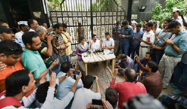 Arvind Kejriwal, 3 ministers dig in for long vigil at LGs home