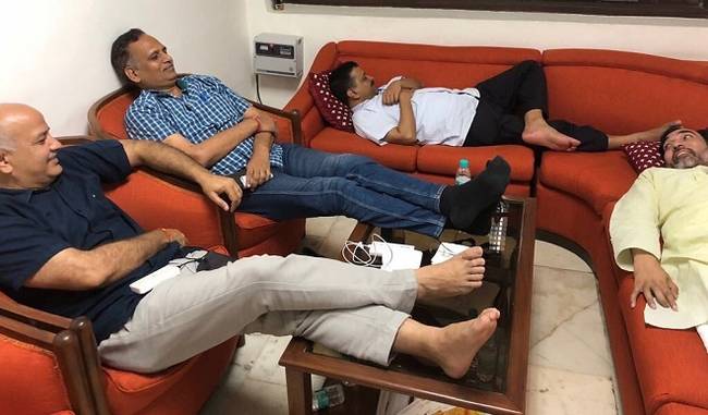Arvind Kejriwal`s sit-in protest: Manish Sisodia launches hunger strike